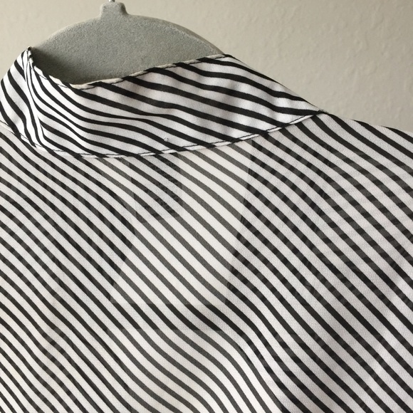 F O R E V ER 21 sheer V-neck top - Picture 7 of 8